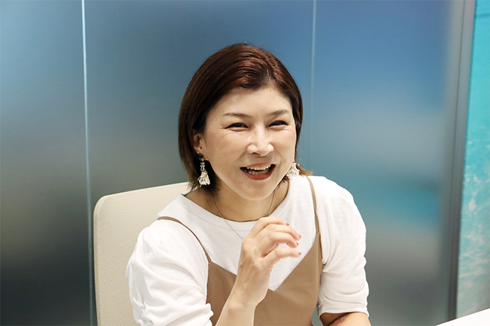 自身の人生について語る落語家の三遊亭あら馬さん