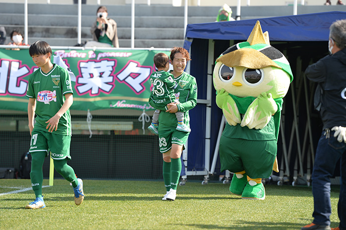 子どもを抱いてピッチに入場する岩清水梓さん