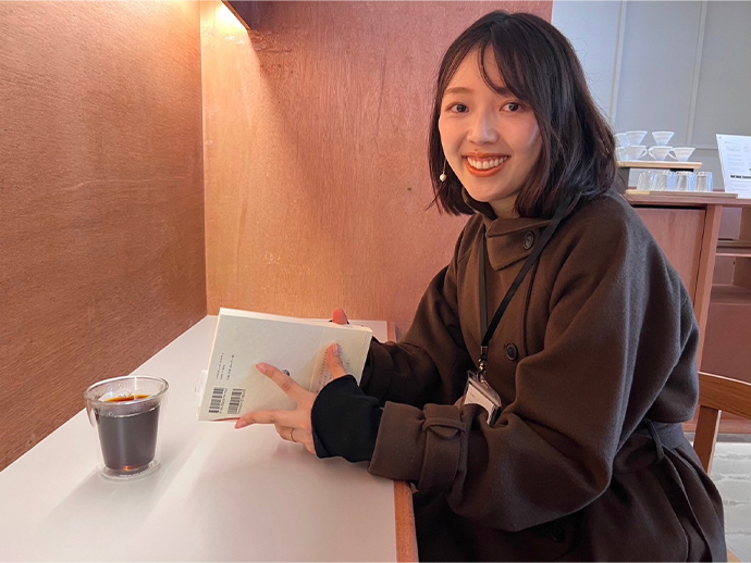 カフェで読書をする三宅香帆さん