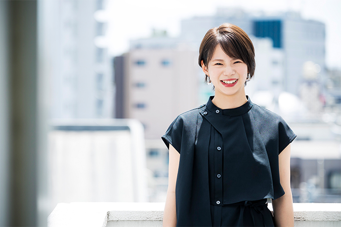 カメラ目線で微笑む元スピードスケート選手・髙木菜那さん
