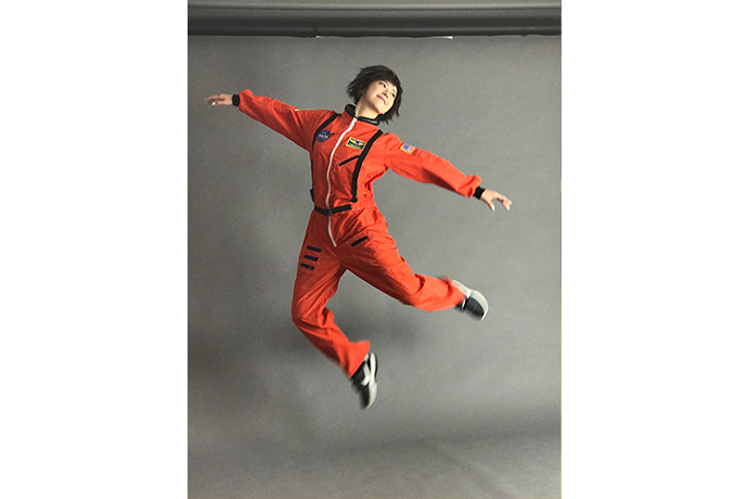 オレンジスーツで飛ぶ黒田有彩さん