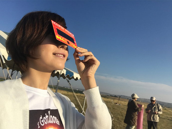 皆既日食を観察する黒田有彩さん