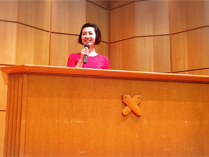 慶應義塾大学で講演する黒田有彩さん