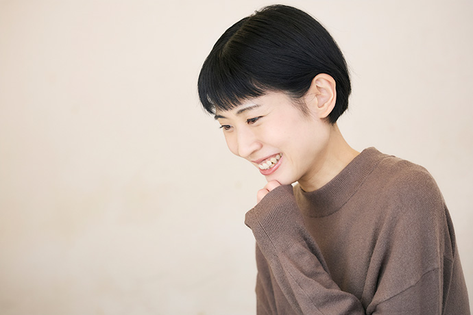 インタビューに答える酒寄希望さん