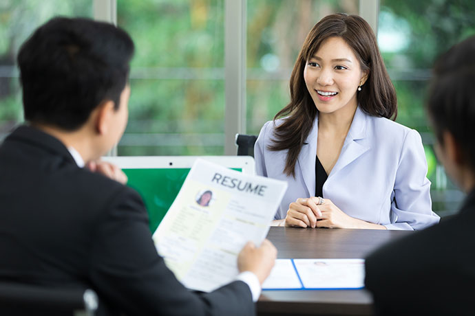 面接を受ける女性