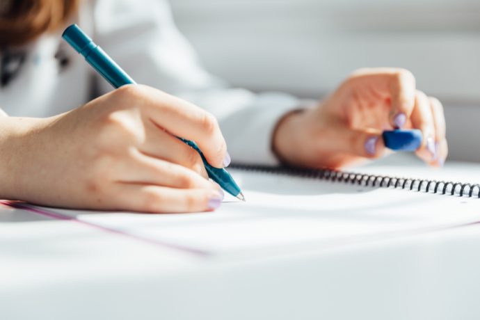 勉強する女性