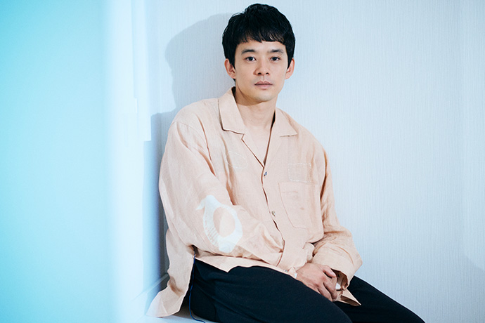 カメラに向かってポーズを取る池松壮亮さん