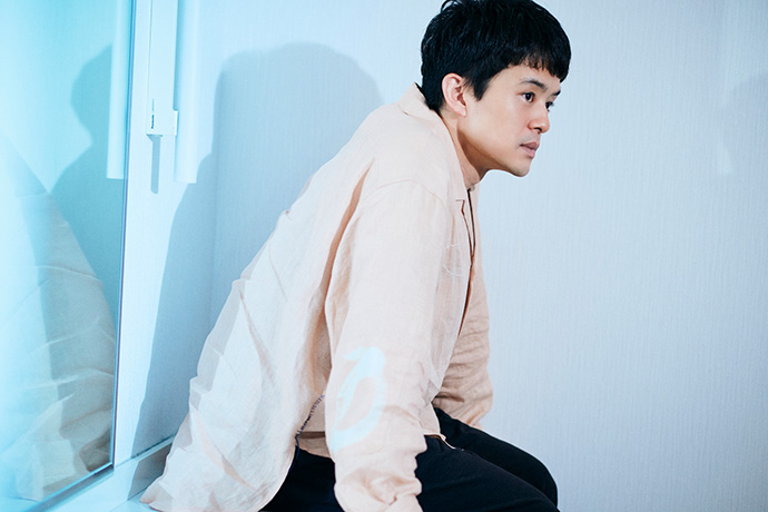 インタビューに答える池松壮亮さん