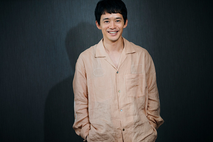 カメラに向かってほほ笑む池松壮亮さん