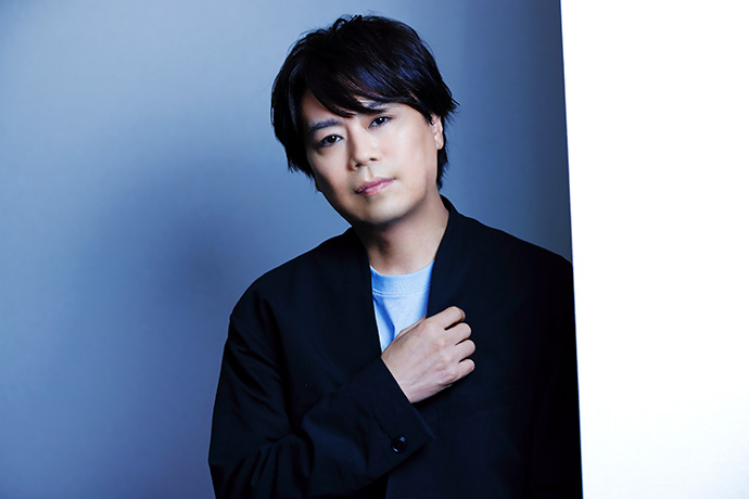 カメラに向かってポーズを取る浪川大輔さん