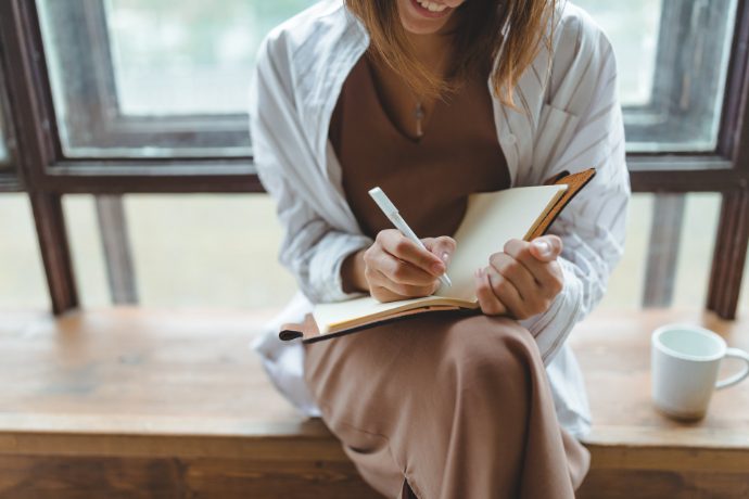 働く上で大切にしたいことを書き出している女性