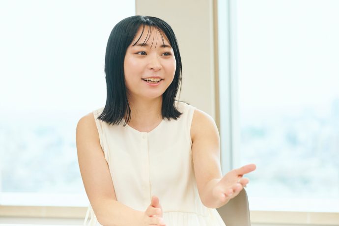 インタビューに答えるアンゴラ村長
