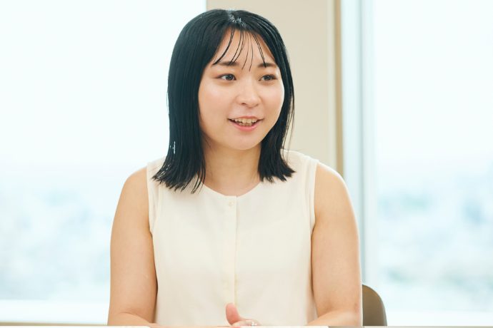 インタビューに答えるアンゴラ村長
