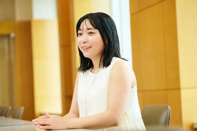 インタビューに答えるアンゴラ村長