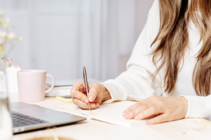 自分の気持ちに向き合い感情を書き出している女性