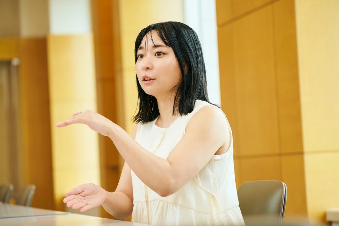 インタビューに答えるアンゴラ村長