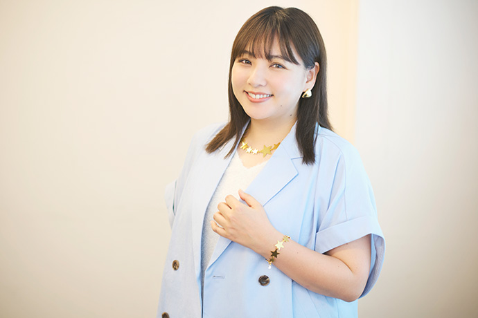 カメラに向かってポーズを取る野呂佳代さん