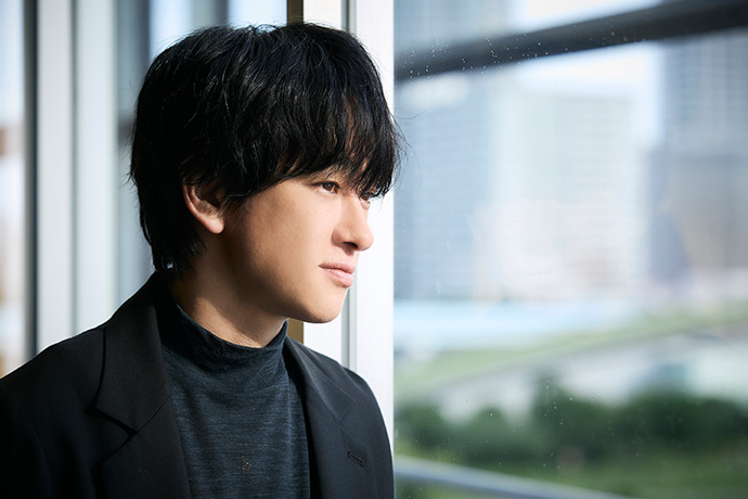 カメラに向かってポーズを取る横山裕さん