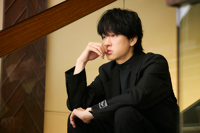 カメラに向かってポーズを取る横山裕さん