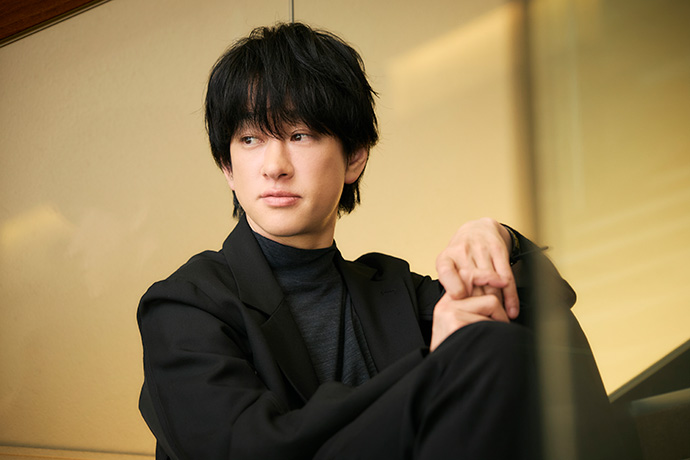 カメラに向かってポーズを取る横山裕さん