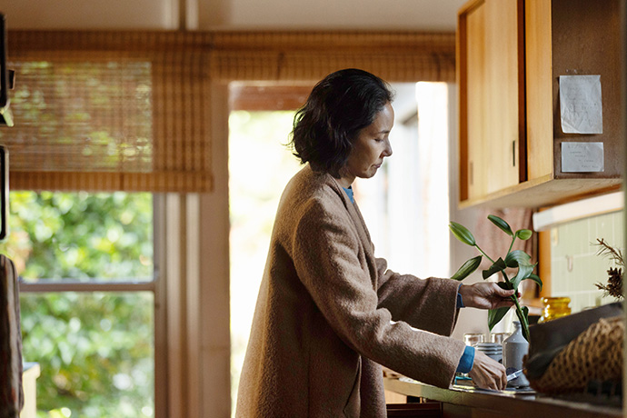映画『遠い山なみの光』で演技をする吉田羊さん