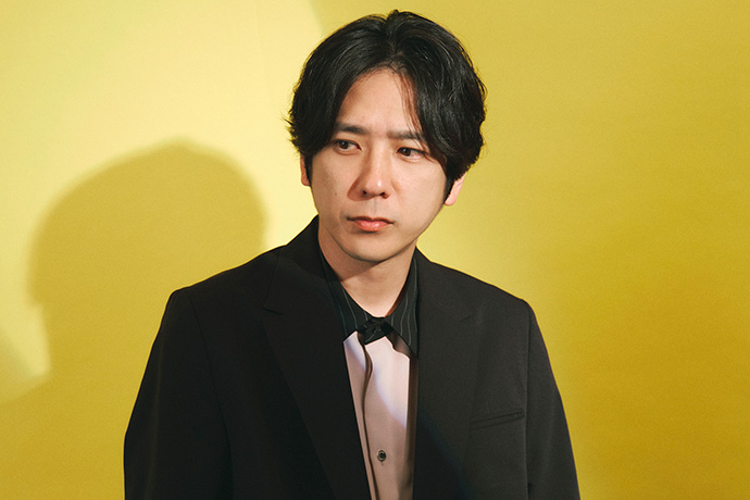 カメラに向かってポーズを取る二宮和也さん
