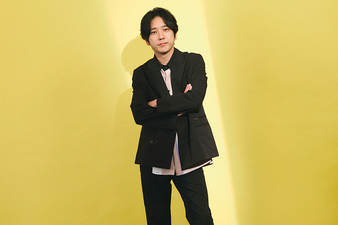 カメラに向かってポーズを取る二宮和也さん