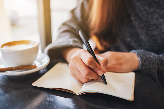 自分の悩みを書き出している女性