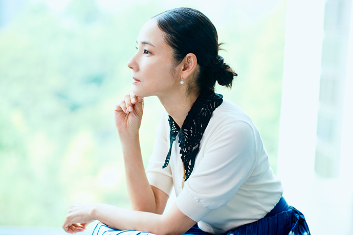 カメラに向かってポーズをとる吉田さん