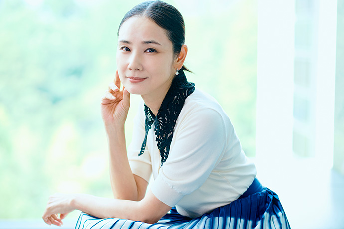 カメラに向かってポーズを取る吉田羊さん