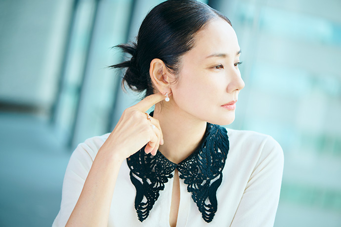 カメラに向かってポーズをとる吉田さん