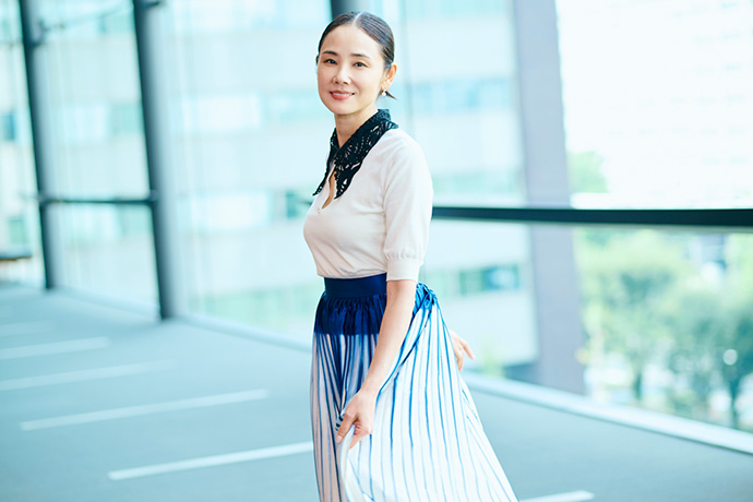 カメラに向かってポーズをとる吉田さん