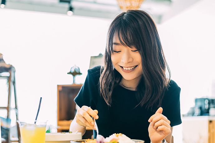 ランチを楽しむ女性