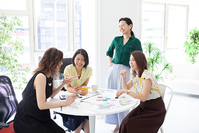 雰囲気のいい職場でミーティングをする女性たち