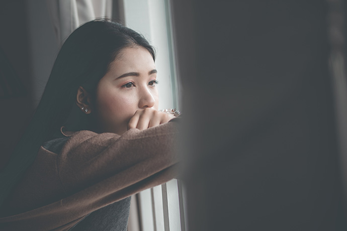 悩んでいる女性