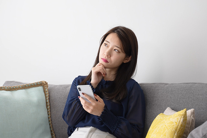 思い出している女性