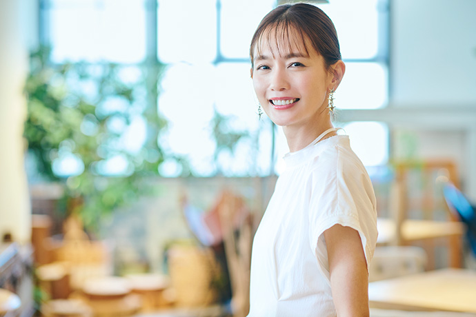 カメラに向かってポーズを取る中村ゆりさん