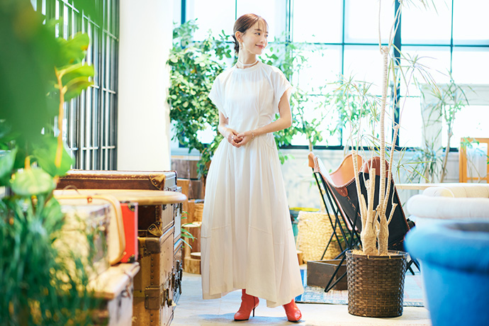 カメラに向かってポーズを取る中村ゆりさん