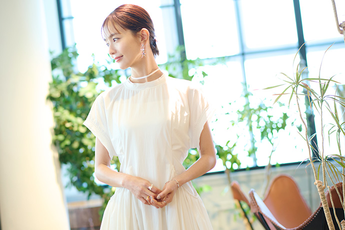 カメラに向かってポーズを取る中村ゆりさん