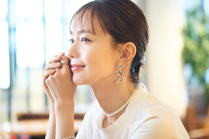 カメラに向かってポーズを取る中村ゆりさん