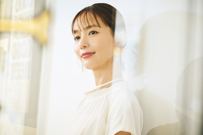 カメラに向かってポーズを取る中村ゆりさん
