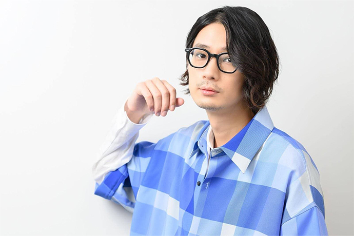 カメラに向かってポーズを取る江口拓也さん