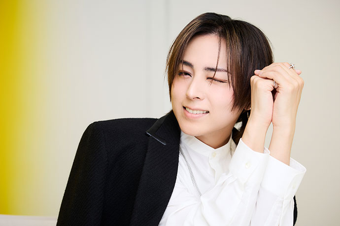 カメラに向かってポーズを取る蒼井翔太さん