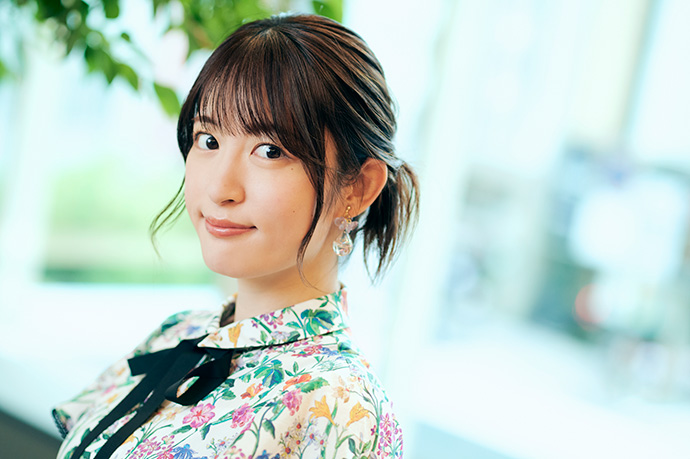 カメラに向かってポーズを取る小松未可子さん