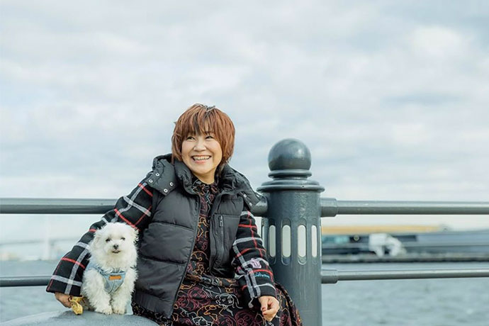 カメラに向かってポーズを取る松本梨香さん