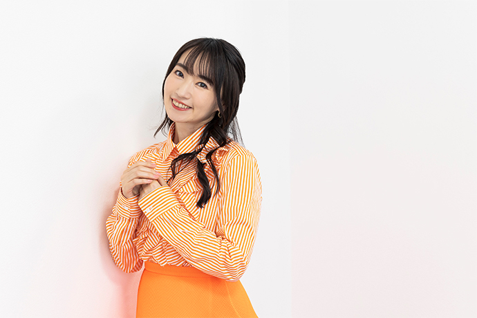 カメラに向かってポーズを取る水樹奈々さん