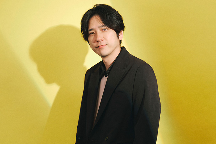 カメラに向かってほほ笑む二宮和也さん