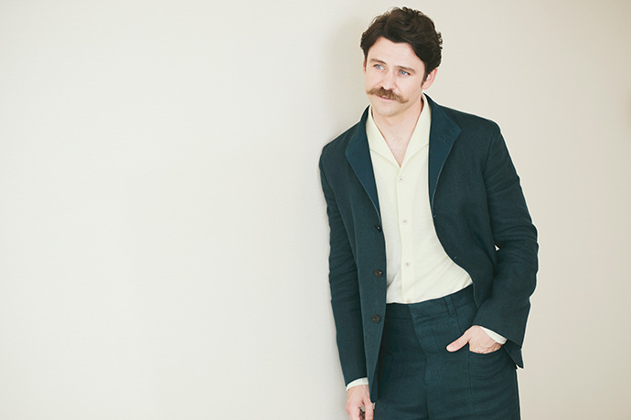 カメラに向かってポーズを取るトミー・バストウ(Tommy Bastow)さん