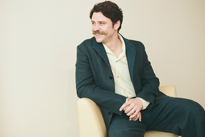 カメラに向かってポーズを取るトミー・バストウ(Tommy Bastow)さん