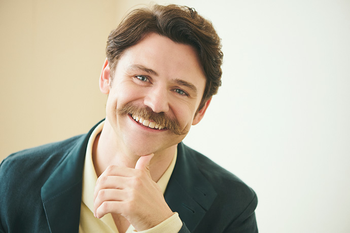 カメラに向かってポーズを取るトミー・バストウ(Tommy Bastow)さん